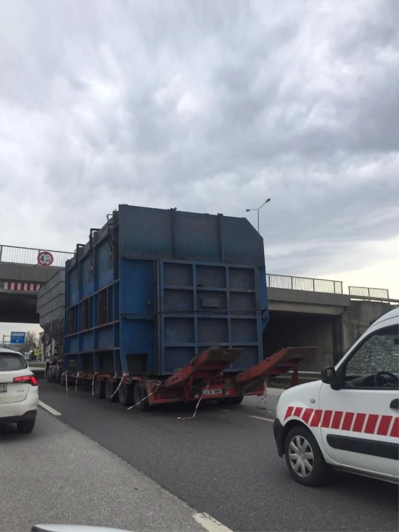 Yüksekliği hesaplayamayan tır beton üst geçide çarptı
