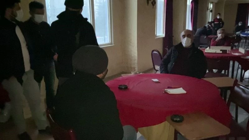 (ÖZEL) Okey masasında yakalandı, camdan atlayarak kaçtı
