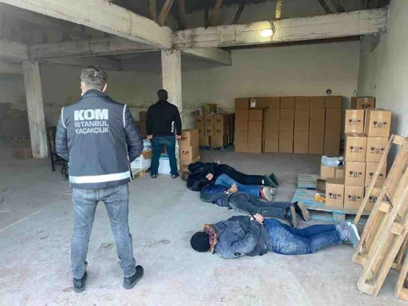 Kaçak alkolleri arabaya yüklerken suçüstü yakalandılar
