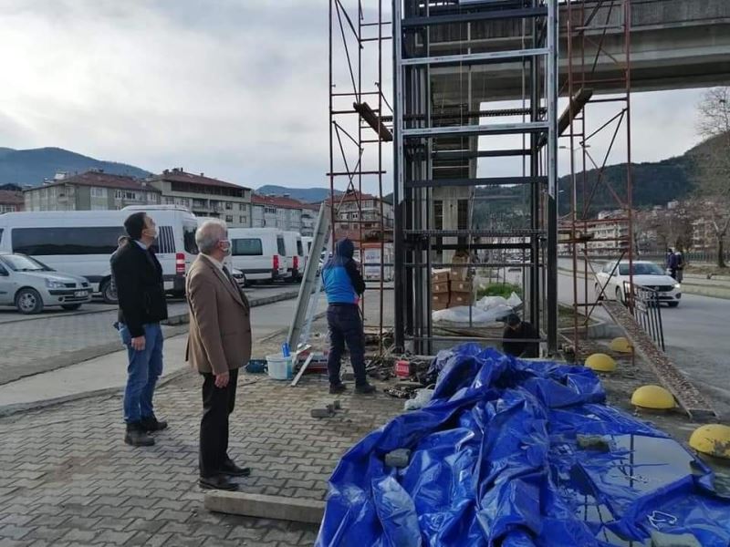 Devrek’te üst geçidin asansör inşaatı hızla devam ediyor
