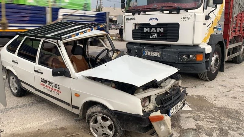 Tırın çarptığı otomobilin sürüklediği anlar güvenlik kamerasında
