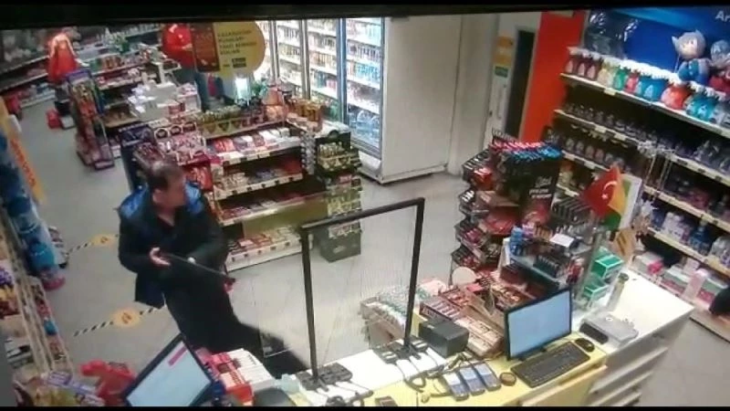 Benzin istasyonundaki silahlı soygun anı güvenlik kamerasında
