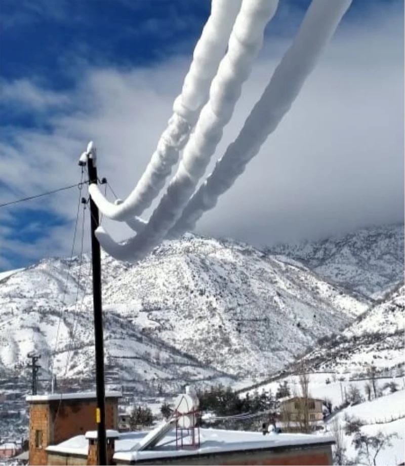 Elektrik telleri karla kaplandı
