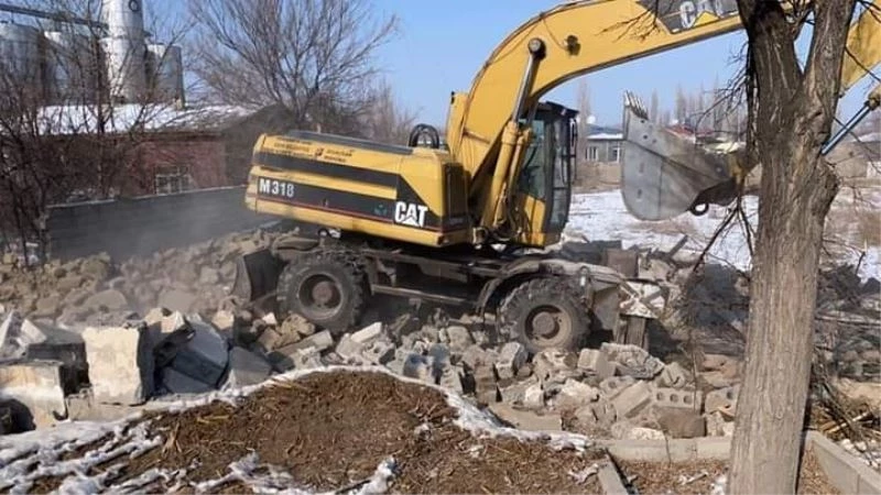 Iğdır Belediyesi metruk bina yıkımlarını sürdürüyor
