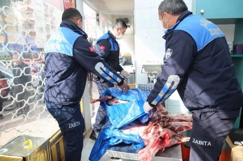 Mersin’de kilolarca kokmuş et, kıyma, peynir ve salça ele geçirildi
