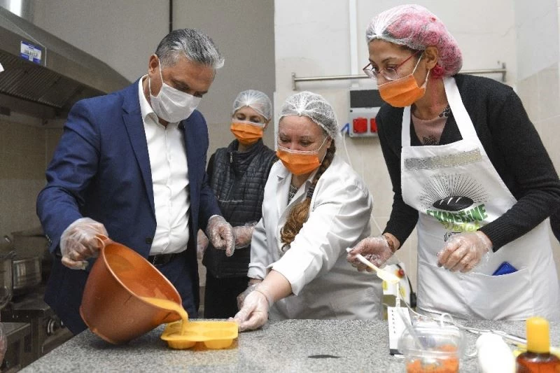 Muratpaşa’nın parklara, sokaklara diktiği turunçlardan 20 farklı ürün çıktı
