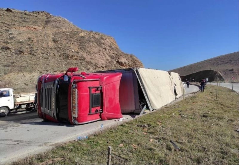 Yük halatının kopması sonucu devrilen tırda 2 kişi yaralandı
