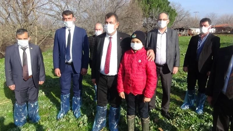 12 yaşındaki çoban Şevki’ye 5 koyun ve tablet hediye eden TÜDKİYEB, bir yıllık okul masraflarını da karşılayacak
