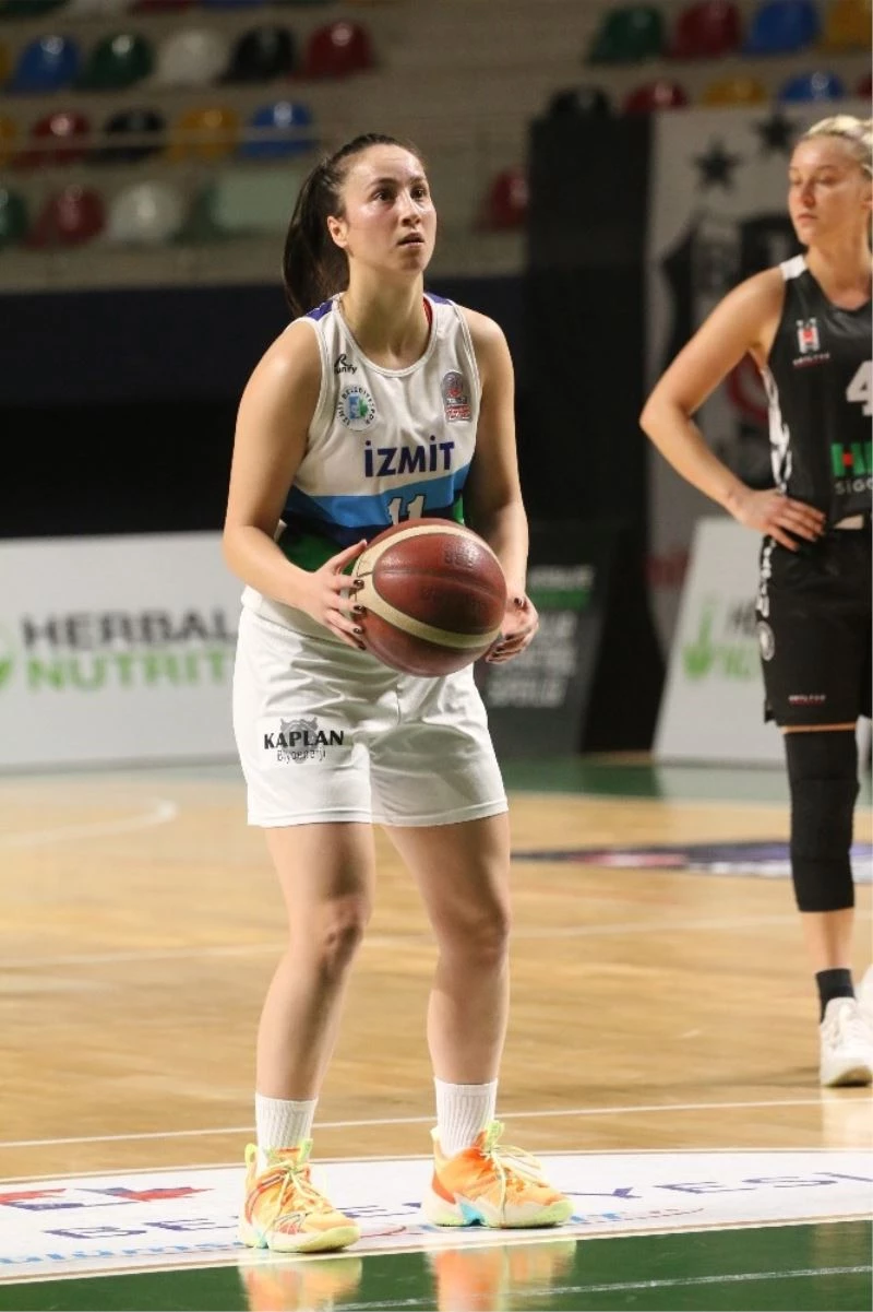 Bağları kopan İzmit Belediyesporlu Erat ameliyat olacak
