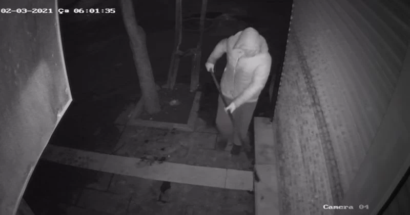 Saldırı öncesinde güvenlik kameralarının boyandığı anlar kamerada
