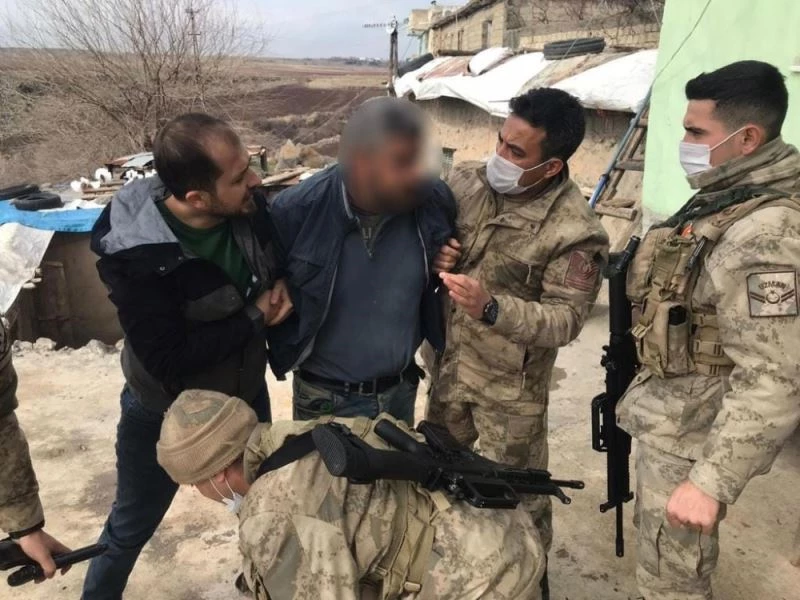 Eşini öldürüp çocuklarını yaraladıktan sonra kaçan zanlı jandarmanın takibi sonucunda yakalandı
