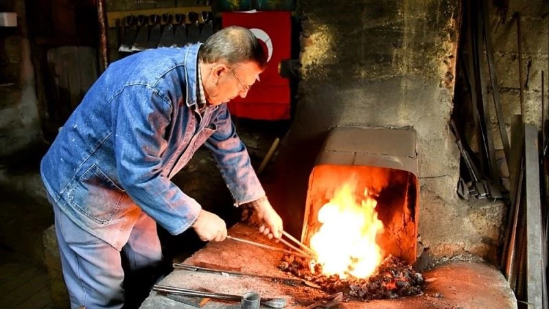 Yarım asırdır demir dövüyor
