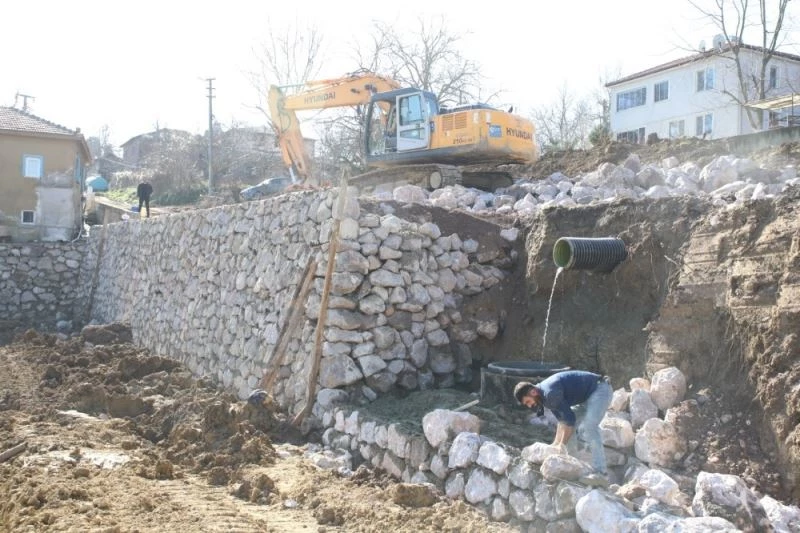 Toprak kayması yaşanan Akmeşe yolunda duvar çalışması sürüyor
