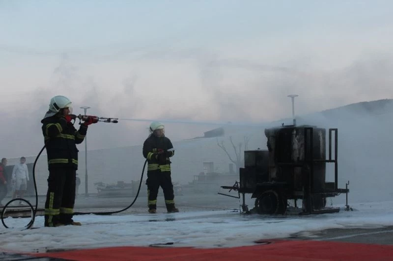 İşçilerin kullandığı zift makinası yandı
