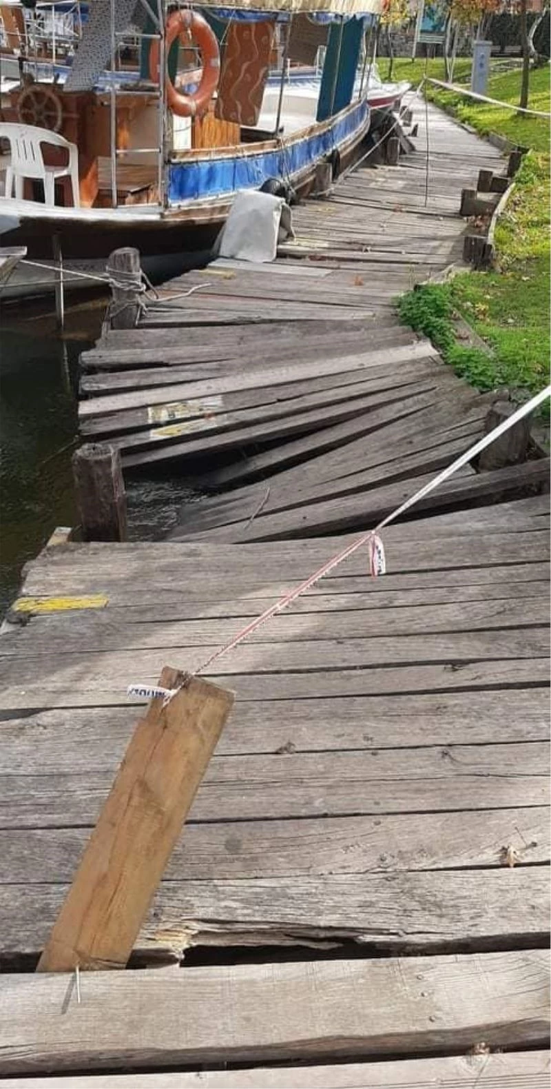 Dalyan kanalında çöken iskele onarılmayı bekliyor
