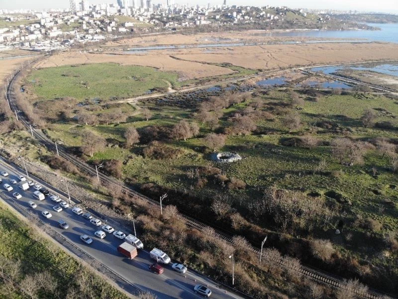 Avcılar’da defineciler 10 metre derine inmişler
