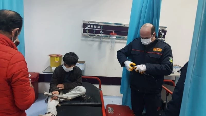 Parmağının sıkıştığı demir parçasıyla birlikte hastaneye kaldırıldı
