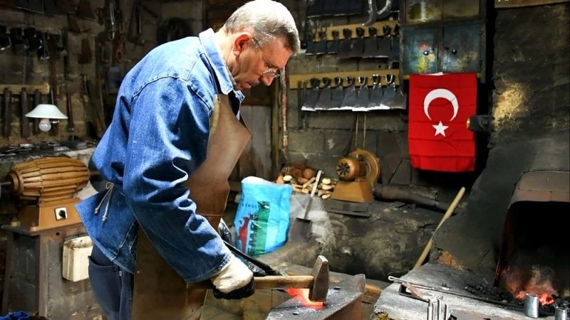 Yarım asırdır demir dövüyor
