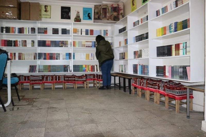 Diyarbakır’da kadın girişimci kıraathane ve tekel bayilerin arasında sahaf dükkanı açtı
