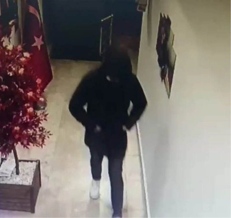 Çok istediği ayakkabıya hırsız sayesinde kavuştu
