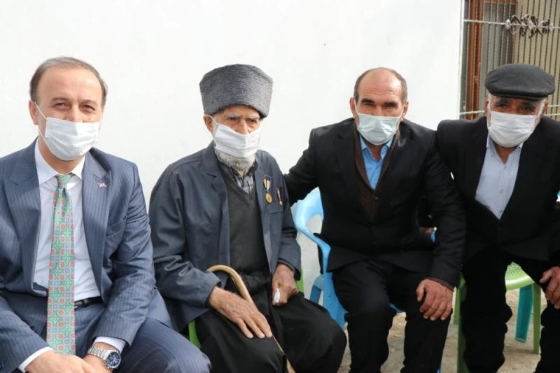 Vali Erin Kore gazisini evinde ziyaret etti
