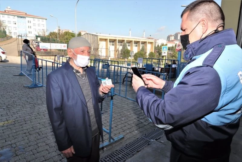 Başakşehir Belediyesinden çınarlara HES kodu kartı
