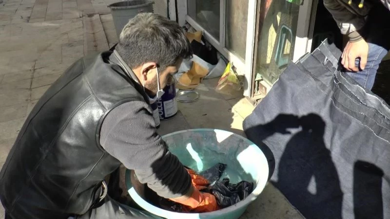 Geri dönüşüme destek için eski kotlardan bıçak sapı yapıyor
