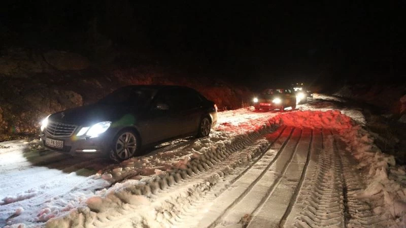 Kar ve buzlanma sebebiyle yaylada mahsur kalan piknikçiler 8 saatte kurtarıldı
