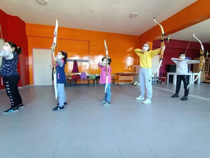 Kaynaşlı’da yeni okçular yetişiyor
