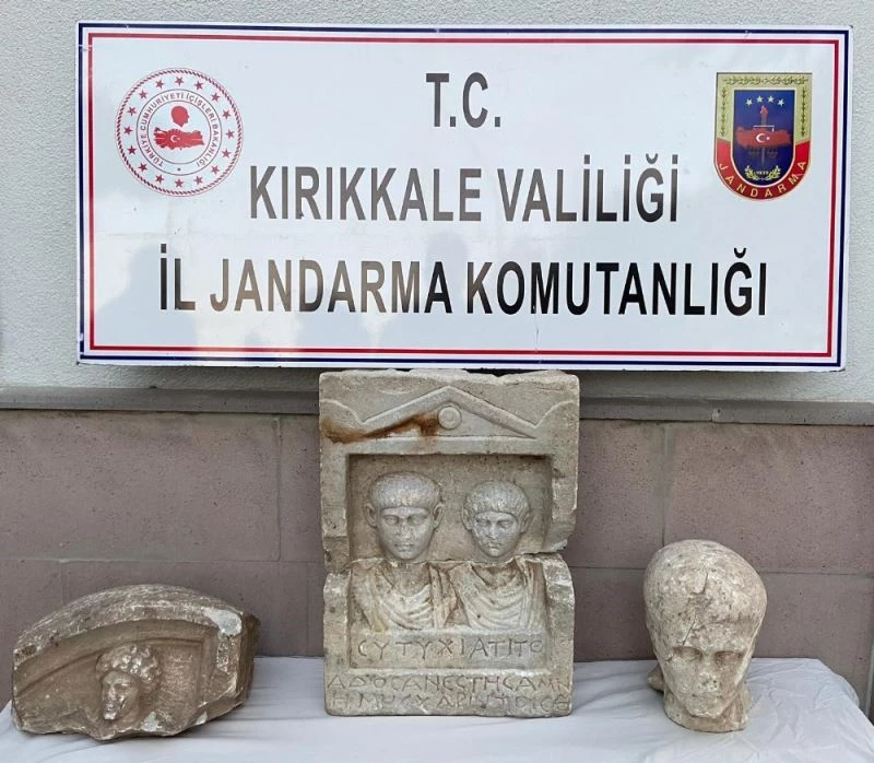 Antik Roma dönemine ait tarihi ele geçirildi: İnsan figürlü taşın üzerindeki harfler dikkat çekti
