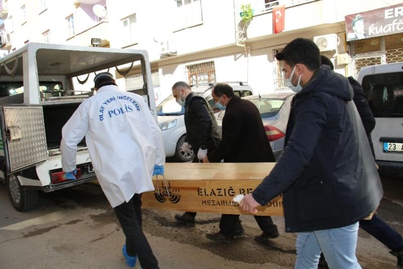 Yaşlı adam evinde ölü bulundu, ondan geriye  köpeği kaldı
