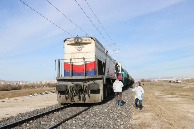 Yük treninin çarptığı genç hayatını kaybetti
