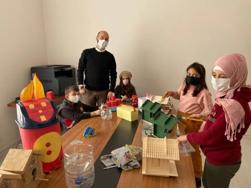 Mecidiye Ortaokulu’nda atık malzemeler eşyaya dönüşüyor
