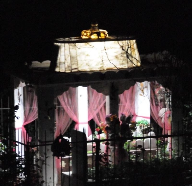 Mezar başında 18 yıldır yanan ışık söndü
