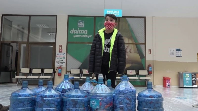 Pendikli çocuk, engelliler için 3 ayda 30 damacana dolusu mavi kapak topladı
