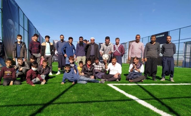 Yöresel kıyafetleriyle tenis oynayan mahalleliden Hülya Avşar’a davet
