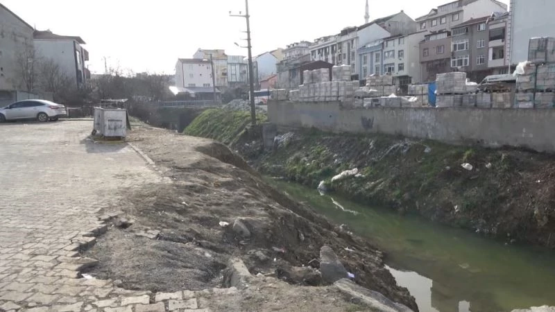 Arnavutköy’de önlem alınmayan dere kenarında çocukların tehlikeli oyunu
