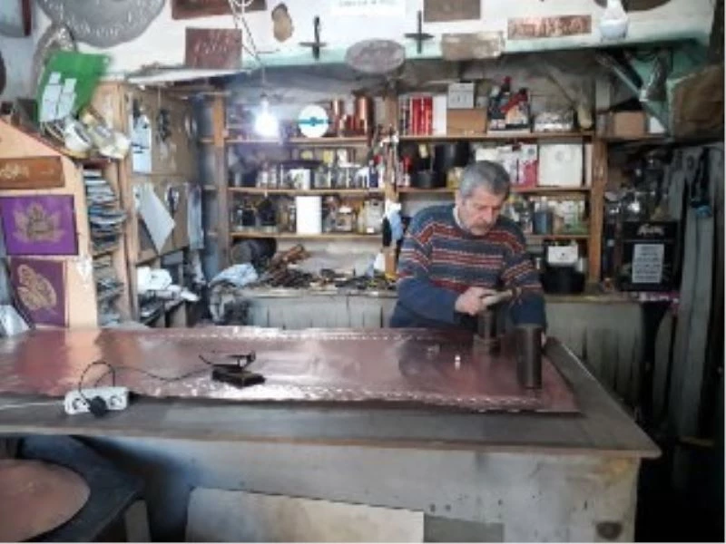 Emekli öğretmen 41 senedir bakırı işleyerek eserler ortaya çıkarıyor
