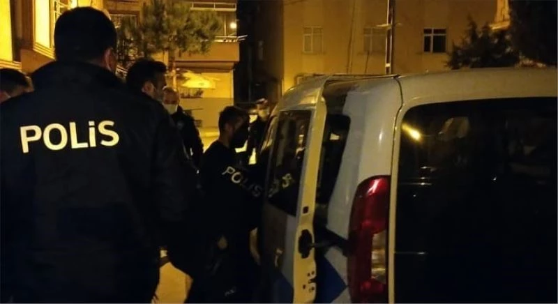 Pencereden polislere fırlattığı halı içerisinde uyuşturucu çıktı
