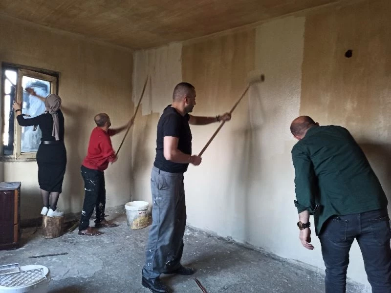 Kimsesiz şahsın soğuk evde kışı geçirdiğini öğrenen gençler kolları sıvadı
