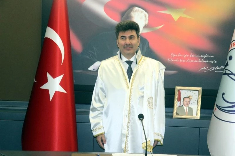 İkinci kez rektörlüğe atanan Karacoşkun görevine başladı
