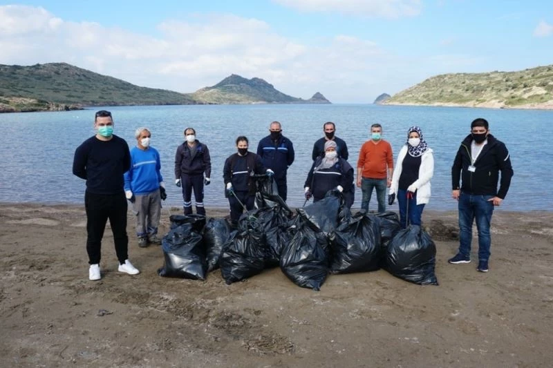 Bir yandan temizlik yaptılar diğer yandan sokak hayvanlarını beslediler
