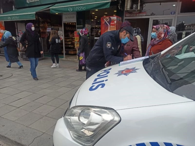 Başkent’te mağaza açılışı sosyal mesafeyi unutturdu
