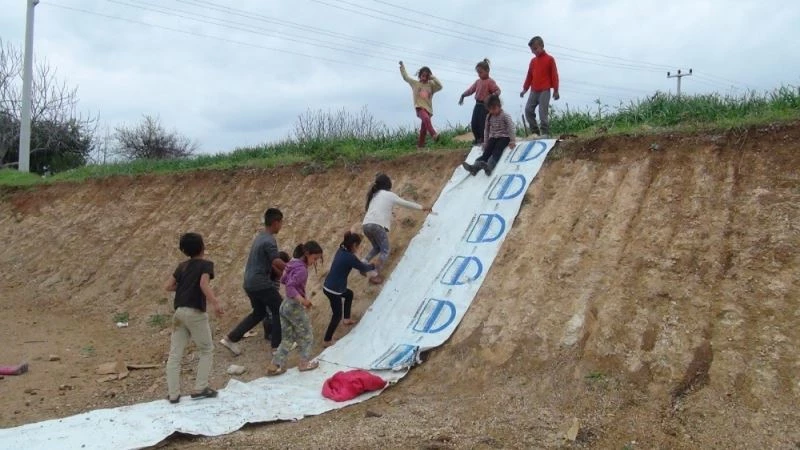 Kar yağmayan Antalya’da çocukların toprak üzerinde gülümseten kayak keyfi
