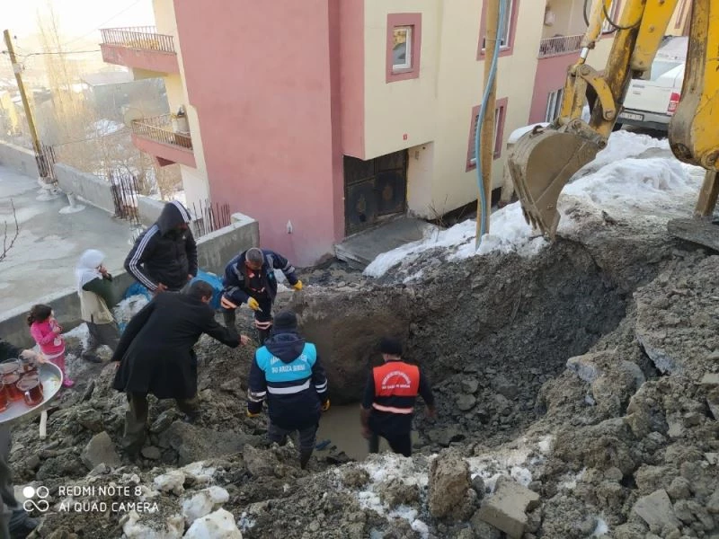 Donan su şebekelerine belediye ekipleri müdahale etti
