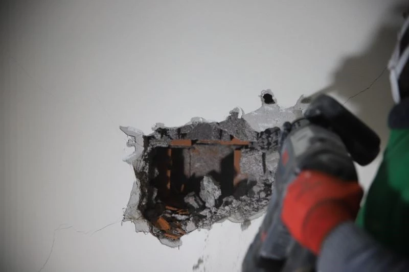 Konuttaki yüzeysel çatlak, çekiç ve beton delici ile kırım yapılarak gösterildi
