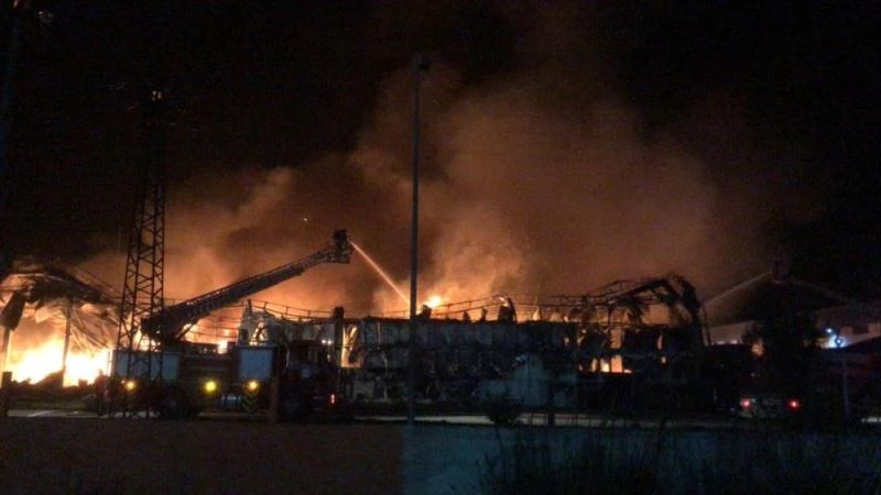 Mersin’de narenciye fabrikasında çıkan yangın söndürülmeye çalışılıyor