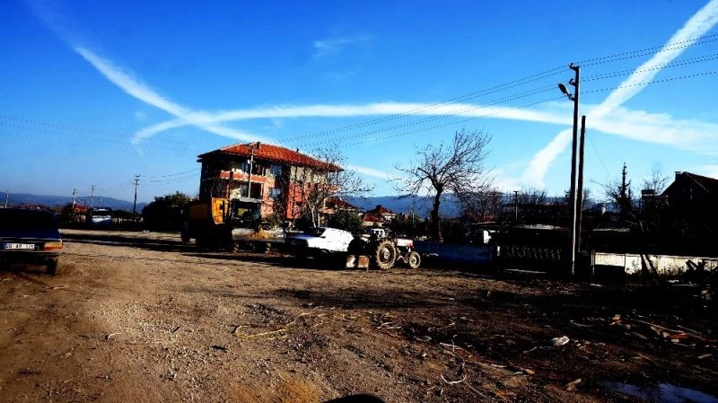 Sarıgöl semalarındaki uçak izleri ilgi odağı oldu
