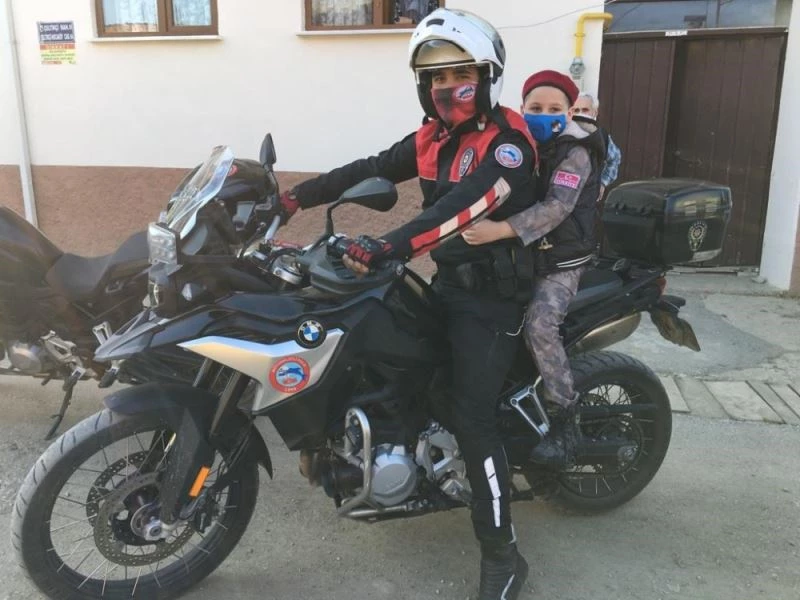 Küçük Umut’a polis amcalarından ziyaret
