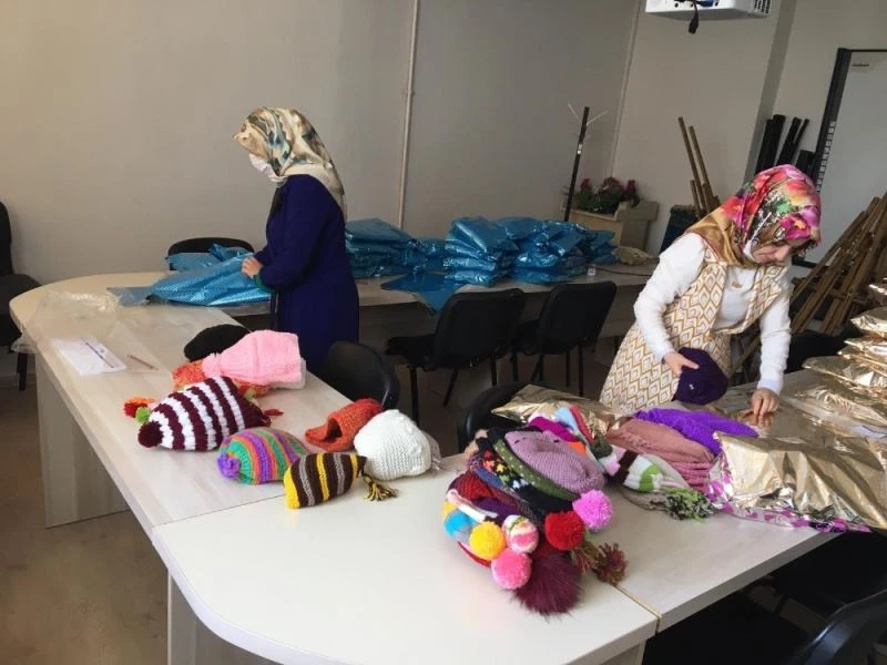 İdlip’teki çocuklara atkı, eldiven ve bere ördüler
